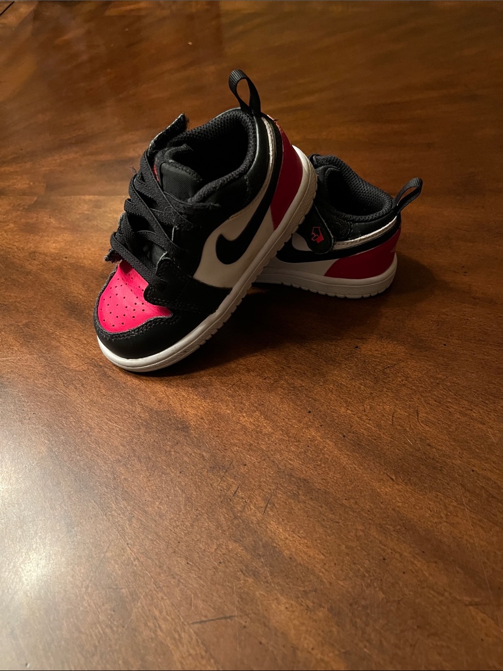 Nike Air Jordan Kids Low-Top Sneakers in Black, Red & White